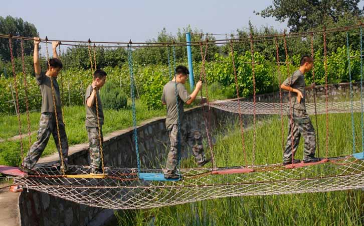 拓展训练：军事体验课程